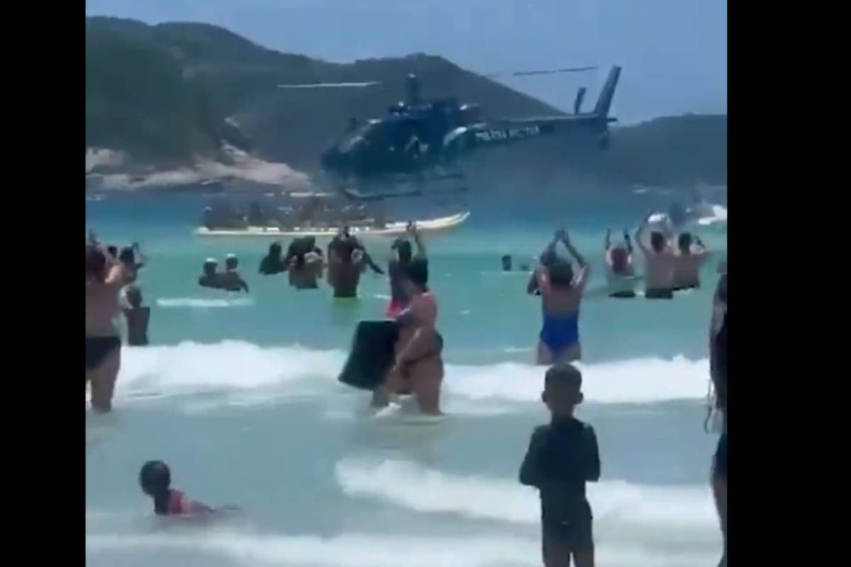 VIDEO: Caída de un rifle desde un helicóptero sorprende a turistas en playa de Brasil