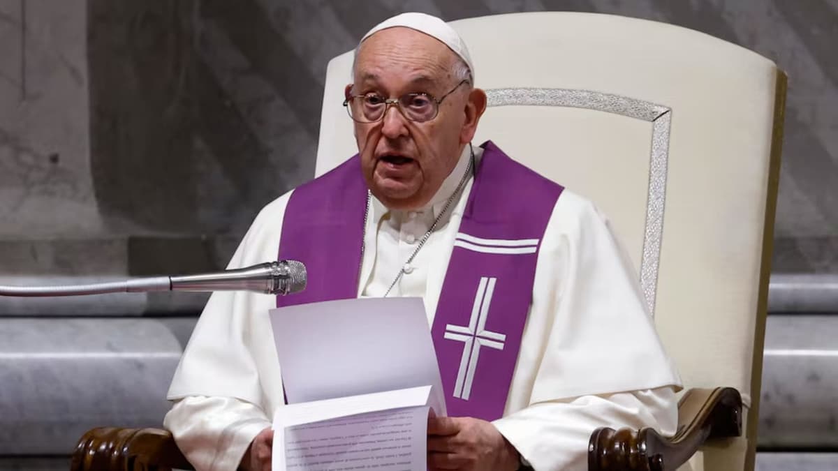 Se cae el Papa Francisco y sufre contusión en el brazo