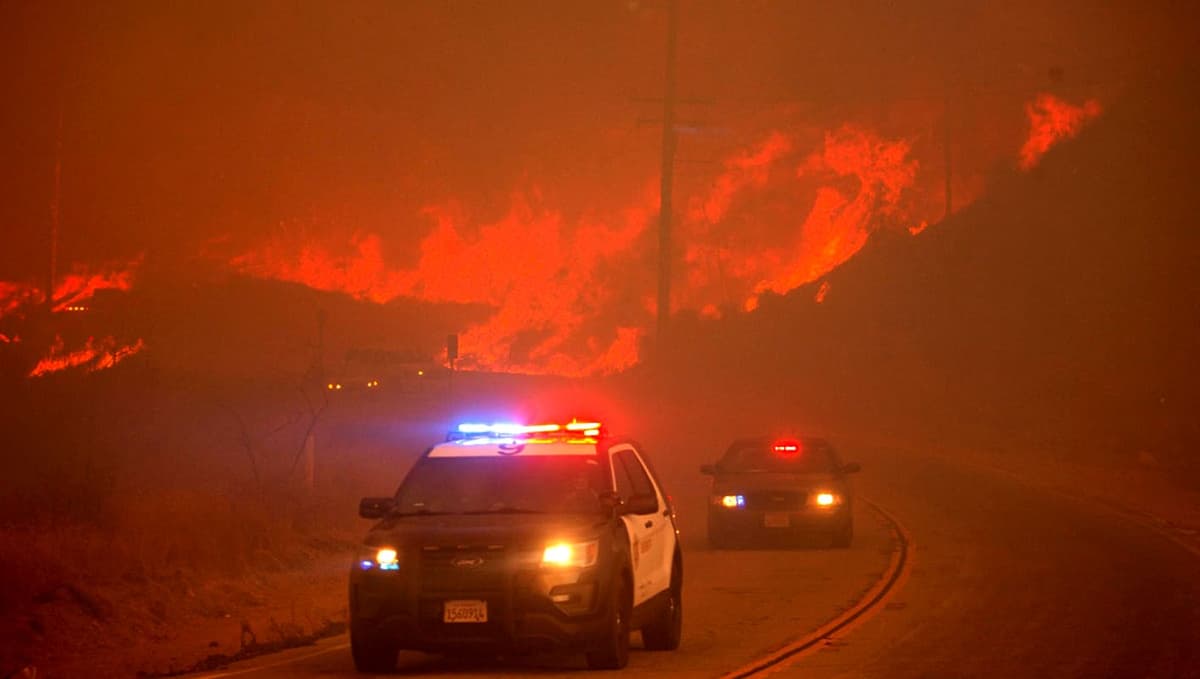 Video: Nuevo incendio, ahora al norte de Los Ángeles; hay miles de órdenes de evacuación