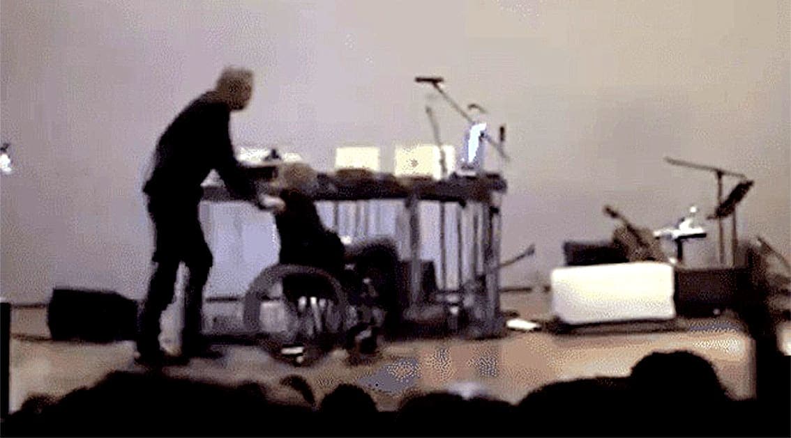 Video: Patti Smith se desmaya en concierto; y regresa a cantar dos canciones más