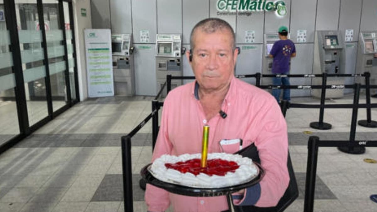 Hombre "celebra" con pastel primer aniversario de su queja no atendida en CFE