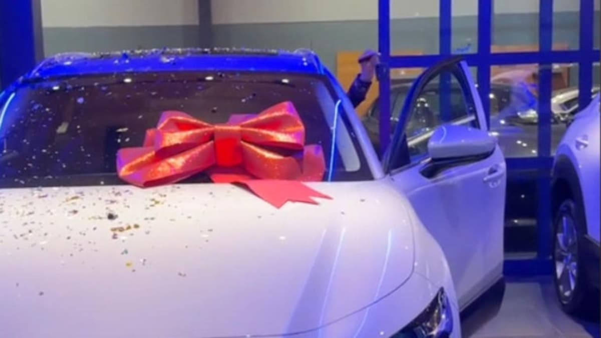 Video: Hombre le regala camioneta del año a su exesposa porque lo apoyó cuando no tenía nada