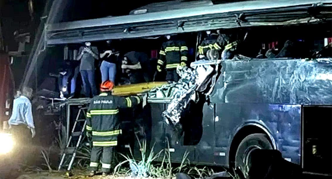 Video: Mueren 12 universitarios en choque de autobús con camión en Brasil