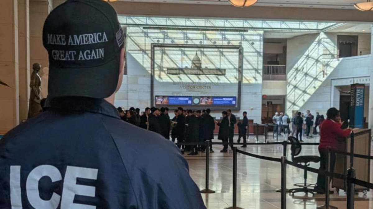 Hombre se compra chamarra del Servicio de Control de Inmigración para asustar a indocumentados en EE.UU