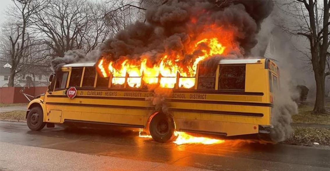 Video: Arde autobús escolar en Estados Unidos; conductor logró salvar a los alumnos