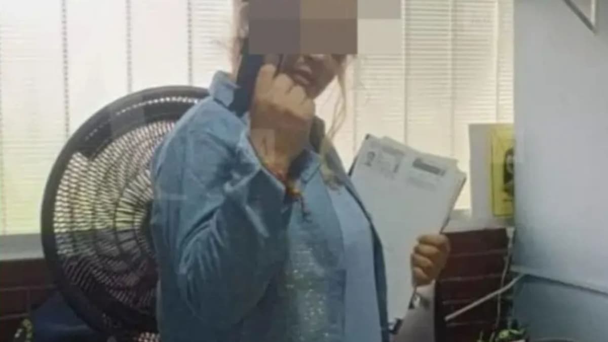 Denuncian a directora de escuela primaria por posar con un arma de fuego en Edomex