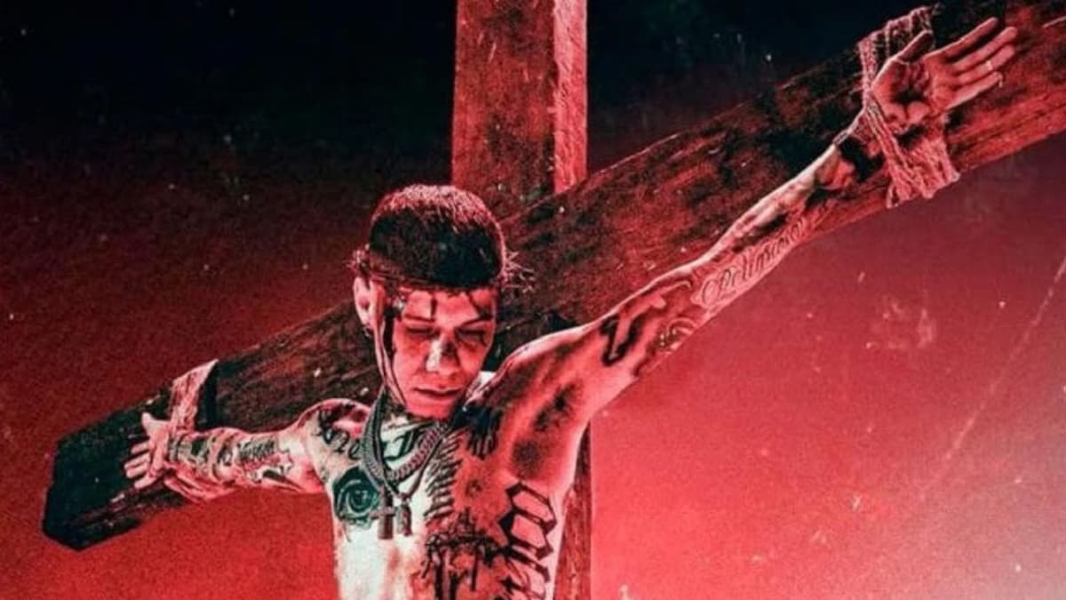 Iglesia católica critica al rapero Santa Fe Klan por fotos crucificado