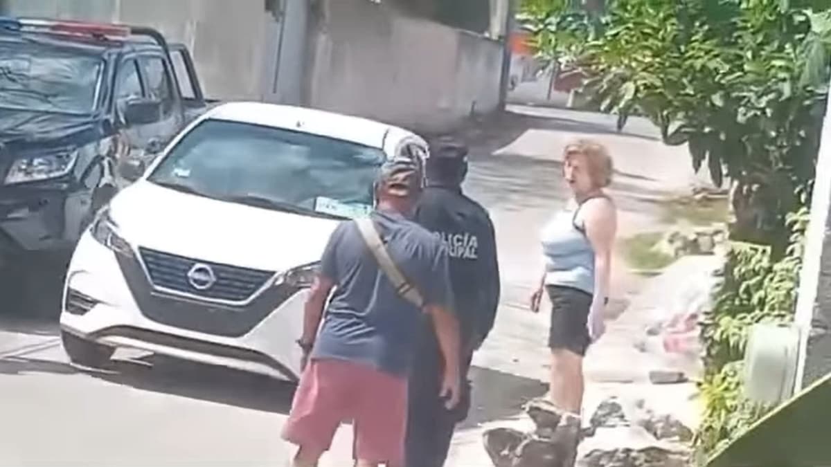 Video: Extranjera coloca piedras afuera de su casa para evitar el paso peatonal en Tinum, Yucatán