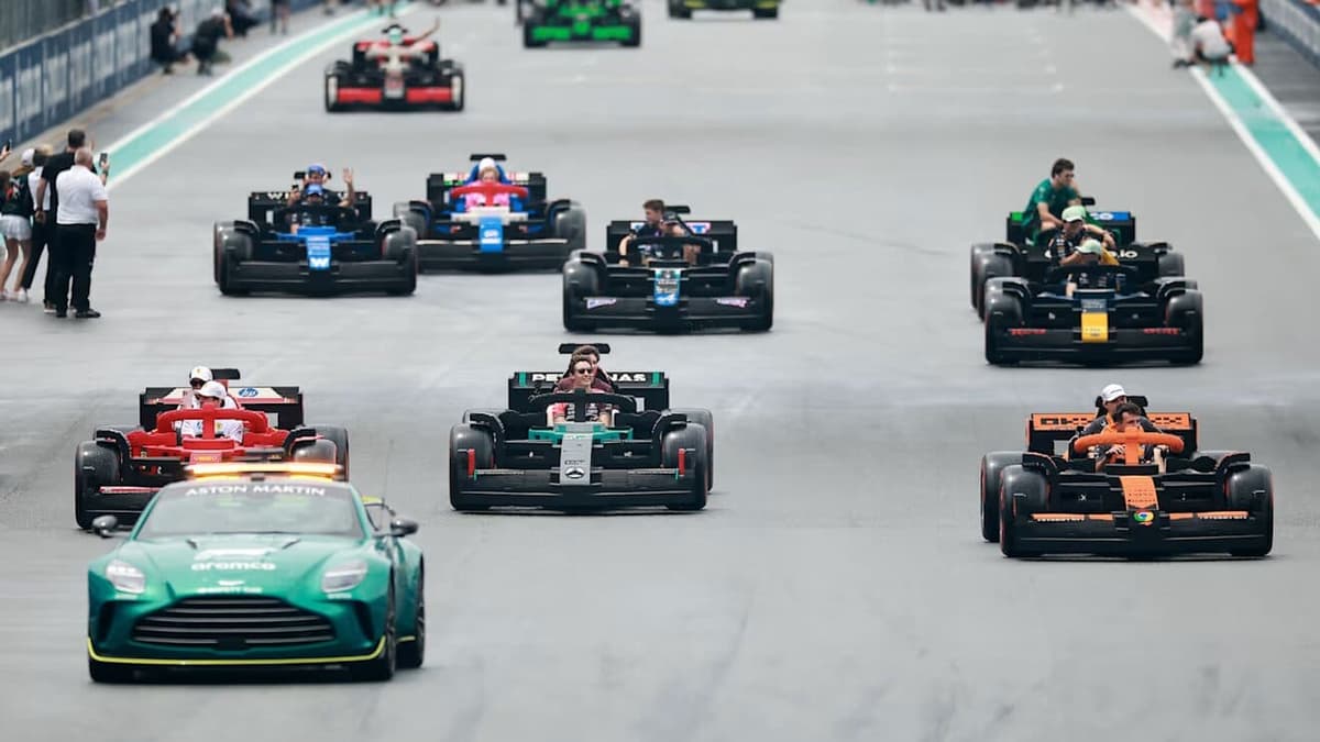 Video: Pilotos de Fórmula 1 desfilan en el Gran Premio de Miami con réplicas de sus autos hechas con Lego