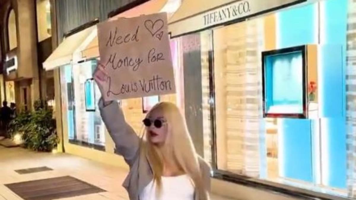 Video: Critican a influencer por pedir limosna para demostrar la "energía del universo" en CDMX