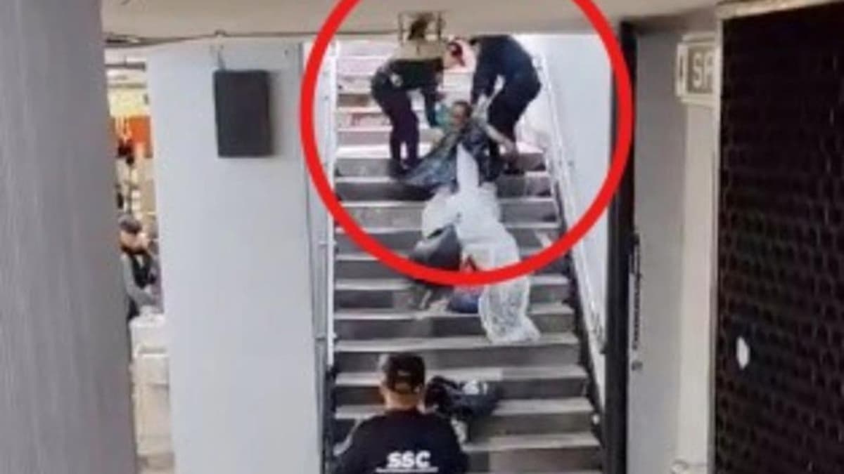 Policías arrastran a una persona en situación de calle a la salida del metro de la CDMX