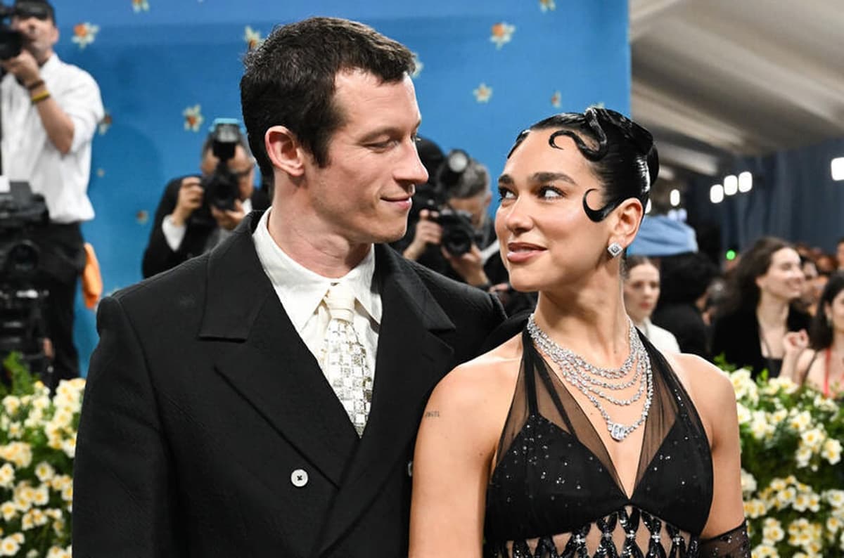 Anuncia Dua Lipa su compromiso con el actor Callum Turner