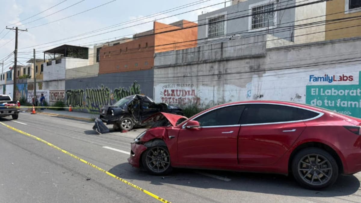 Mujer muere prensada tras sufrir accidente automovilístico en Escobedo, Nuevo León