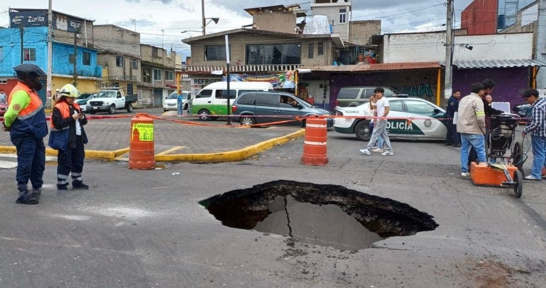 Se crea socavón de al menos dos metros por intensas lluvias en Iztapalapa, CDMX