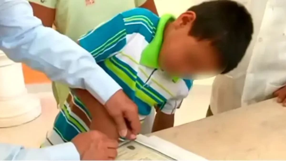 Niño acude solo al Registro Civil a tramitar su acta de nacimiento para poder ir a la escuela, en Veracruz