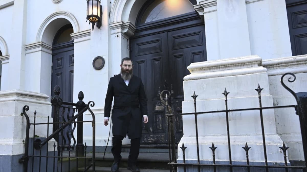 Hombre incendia la puerta de una sinagoga y huye en Australia