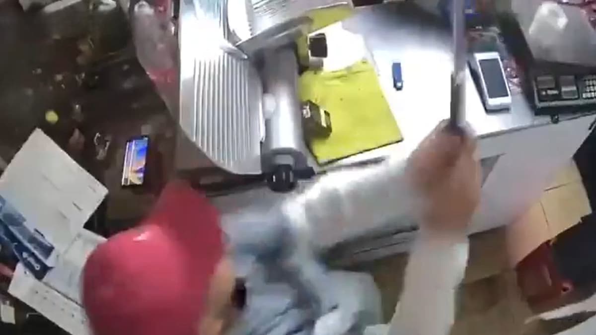 Video: Tendero frustra asalto con un machete en Tultitlán, Edomex