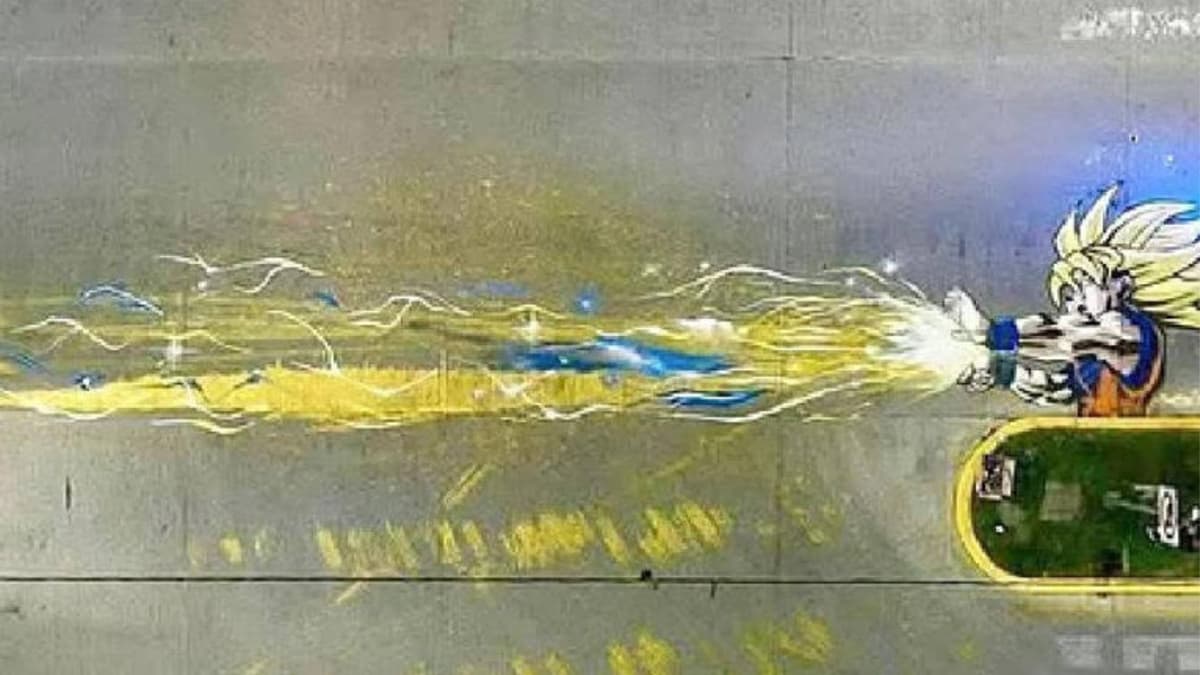Artistas urbanos aprovechan mancha de pintura en el asfalto para crear un grafiti de Dragon Ball en Hermosillo, Sonora