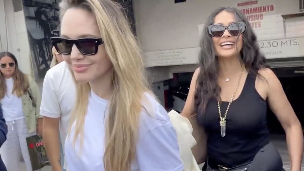 Video: Salma Hayek es captada paseando con Angelina Jolie en Veracruz, ¿nuevo proyecto?