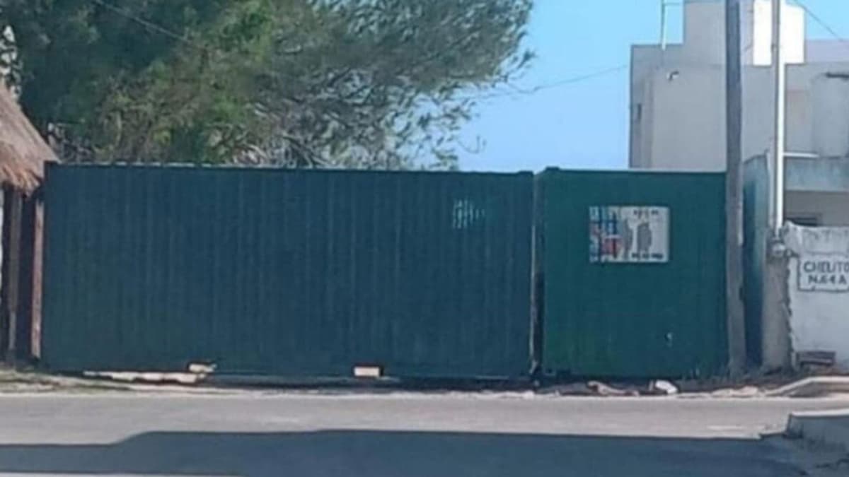 Hombre bloquea el acceso a playa con contenedores en Progreso, Yucatán