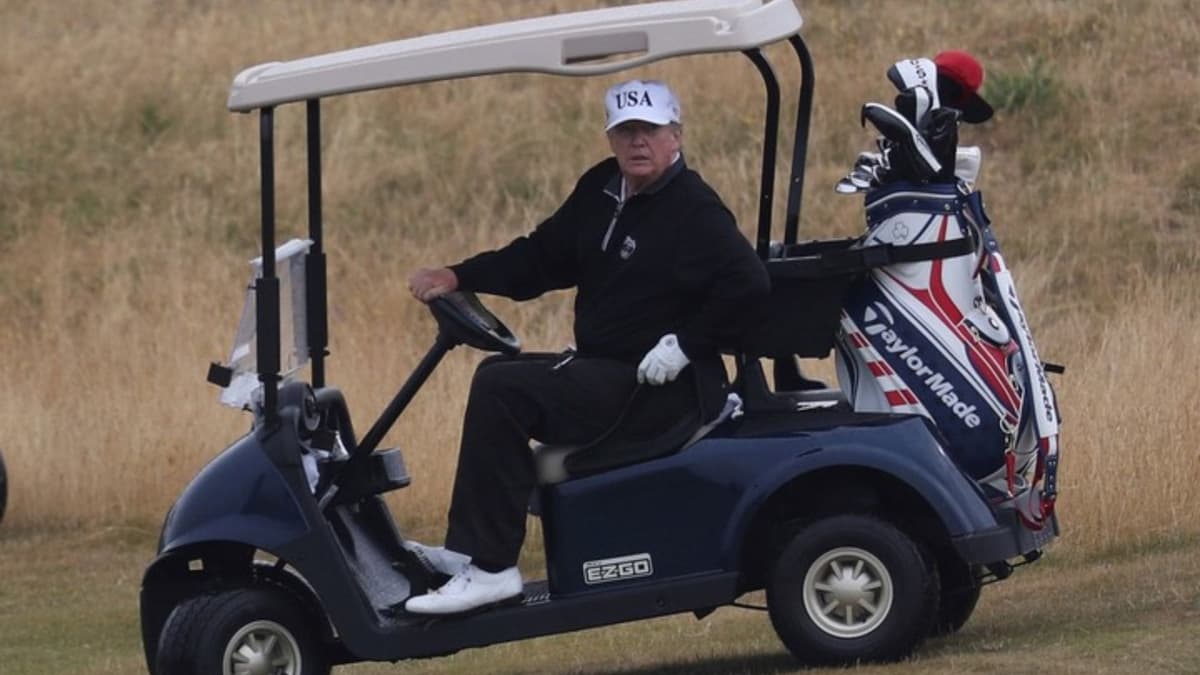 Video: Captan a Donald Trump haciendo trampa mientras jugaba golf en Escocia