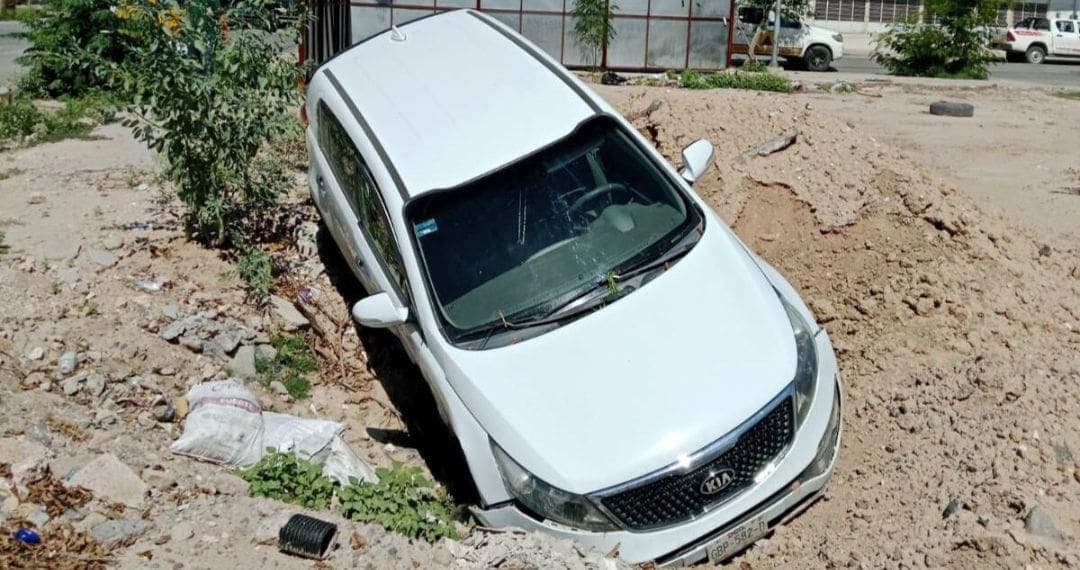 Madre y su hijo terminan en una zanja tras impacto de un taxi a camioneta en Torreón, Coahuila