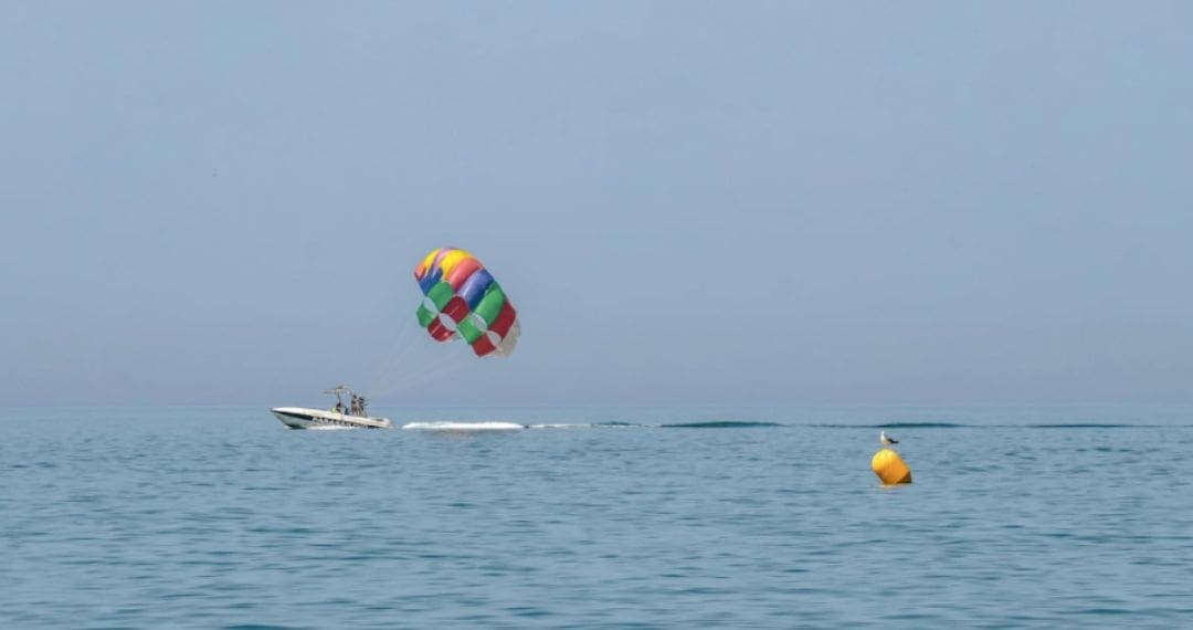 Turista denuncia agresión sexual durante vuelo en parasailing en Túnez