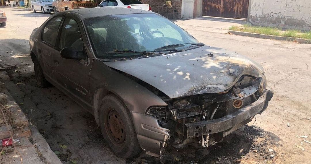Video: Hombre incendia automóvil en Torreón, Coahuila; vecinos piden más seguridad