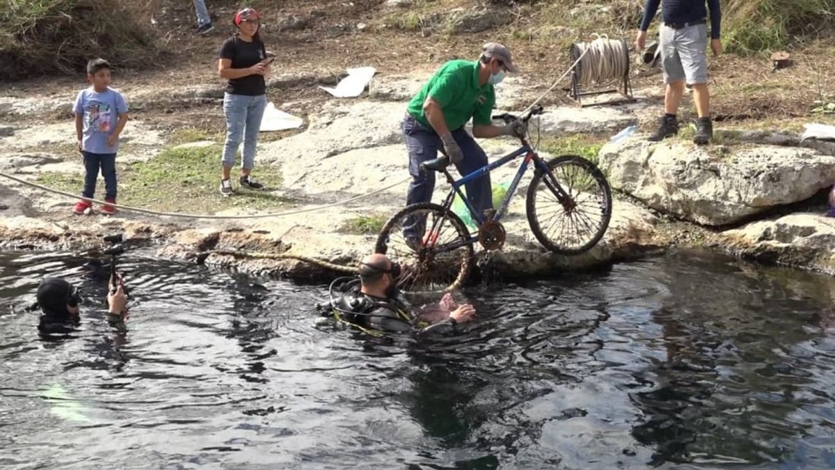 Buzos extraen más de 100 kilos de basura de un cenote en Yucatán
