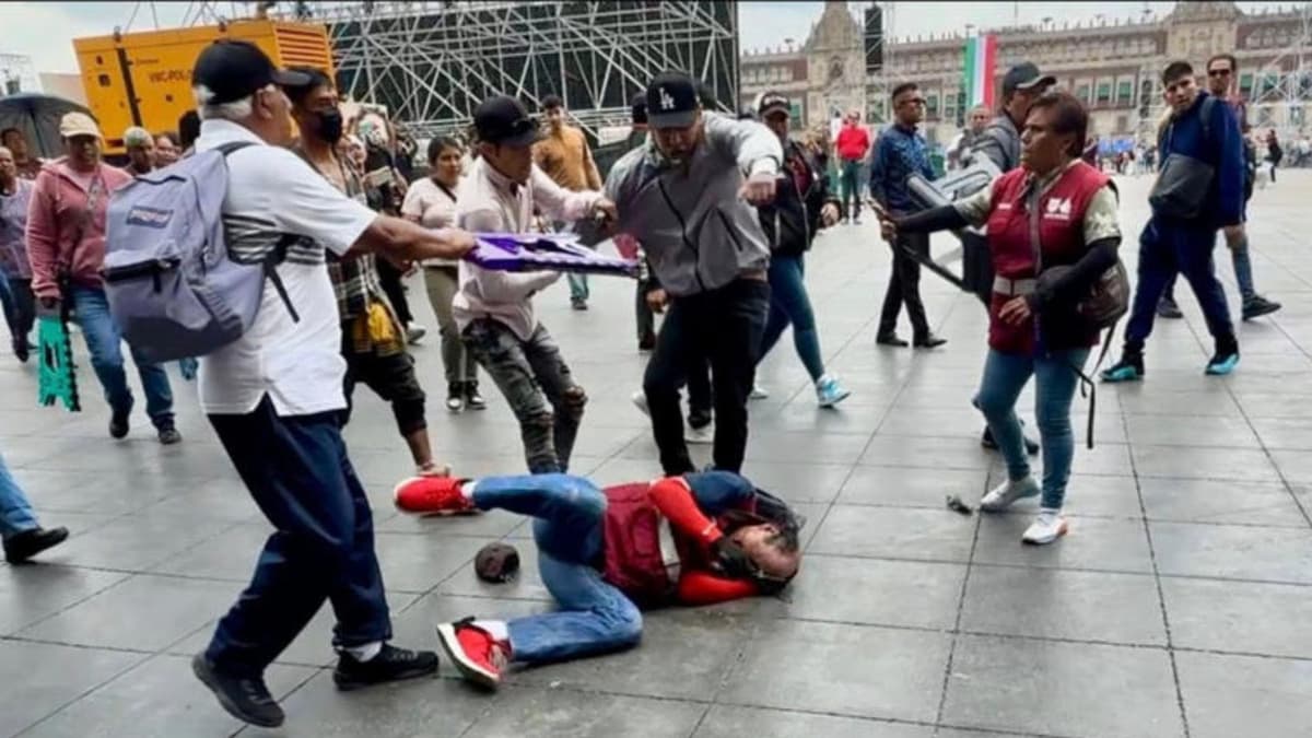 Video: Comerciantes y trabajadores del gobierno de la CDMX se pelean en el Zócalo por impedirles vender en la calle