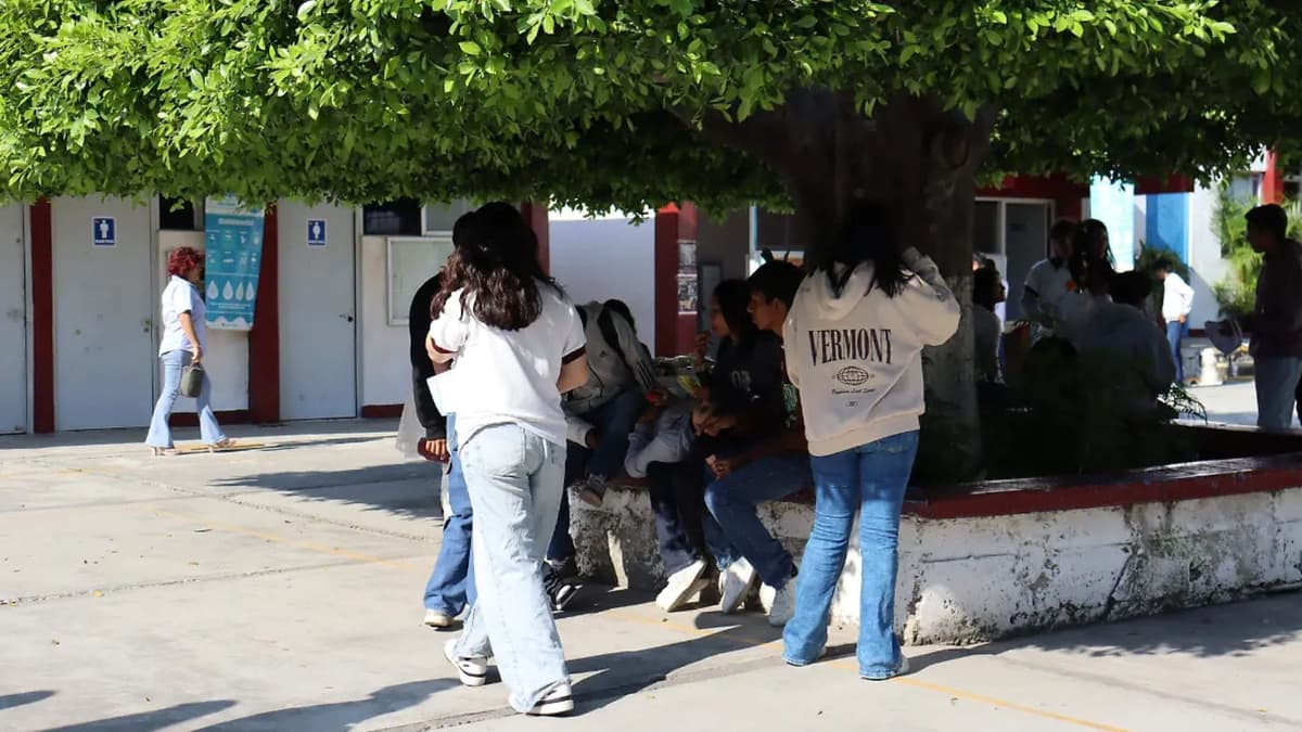 Funcionario de Morelos se niega a firmar certificados de bachillerato; cinco mil jóvenes quedan afectados