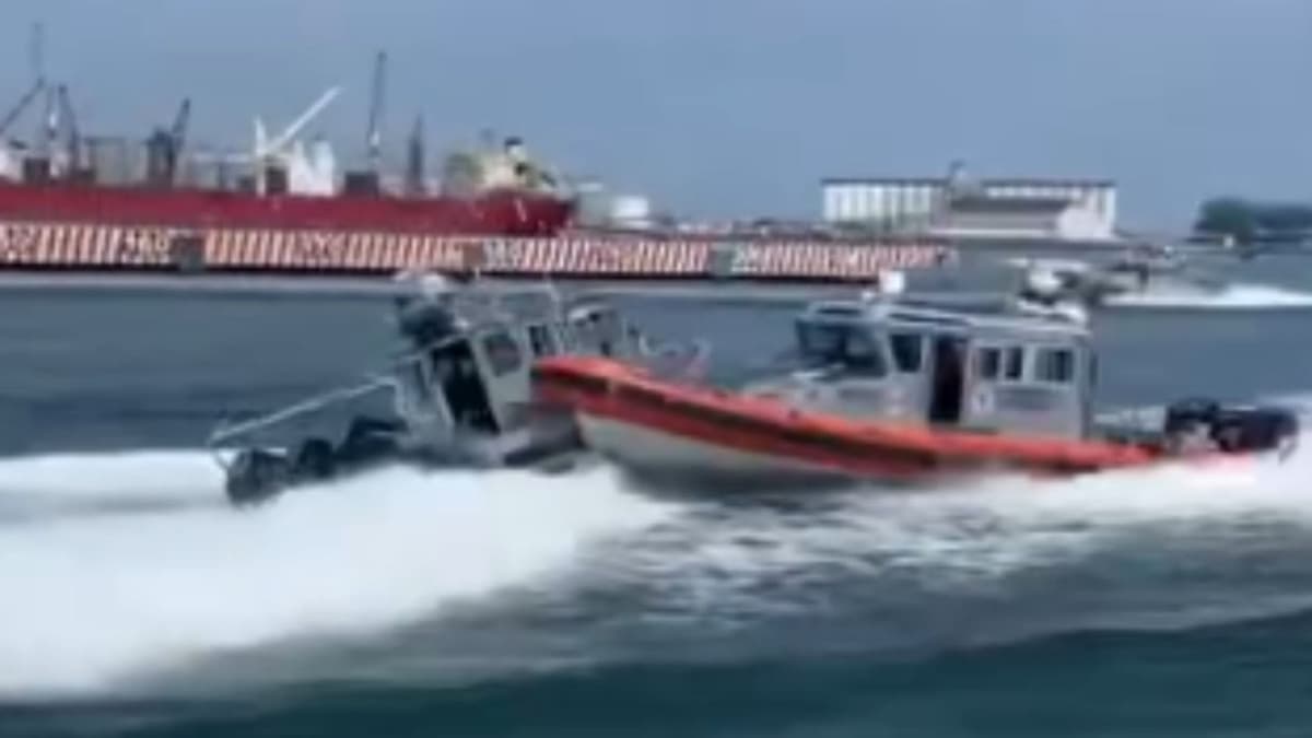 Video: Chocan dos embarcaciones de la Marina tras una exhibición en Veracruz