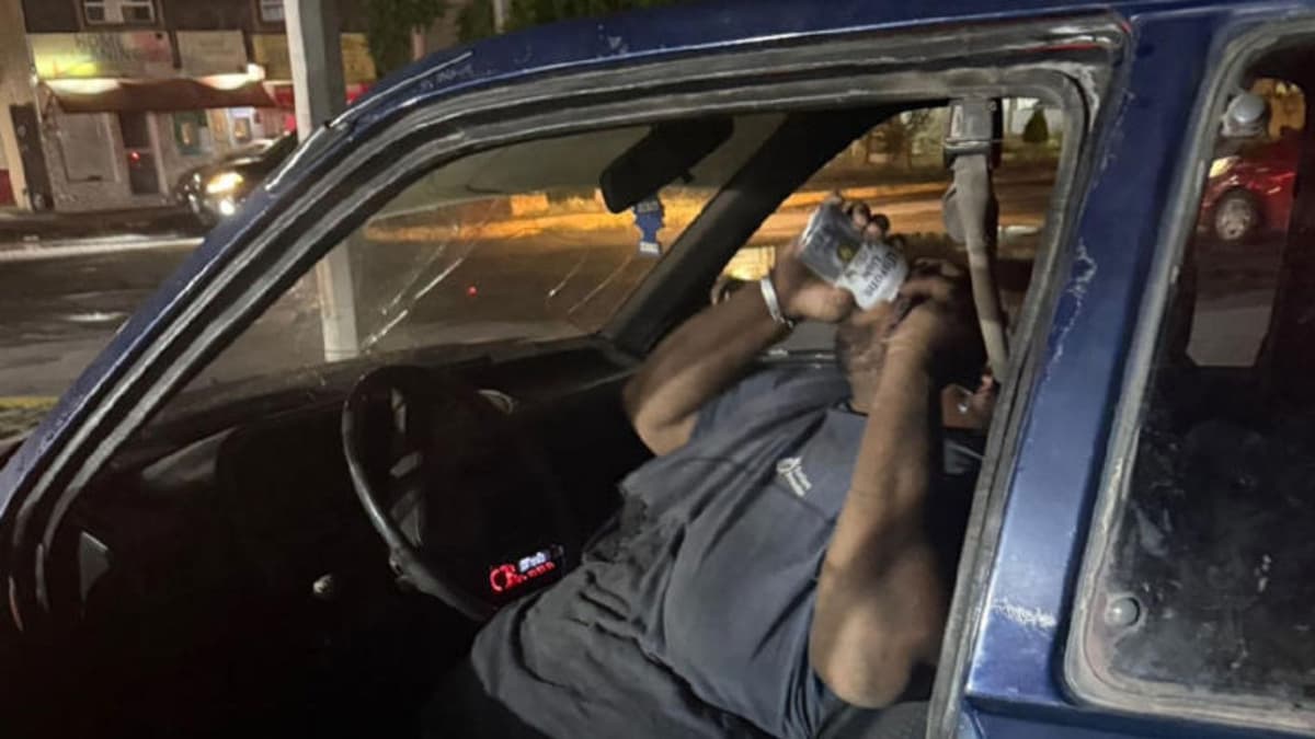 Hombre en estado de ebriedad choca su auto y se toma una cerveza en espera de la Policía en Torreón, Coahuila