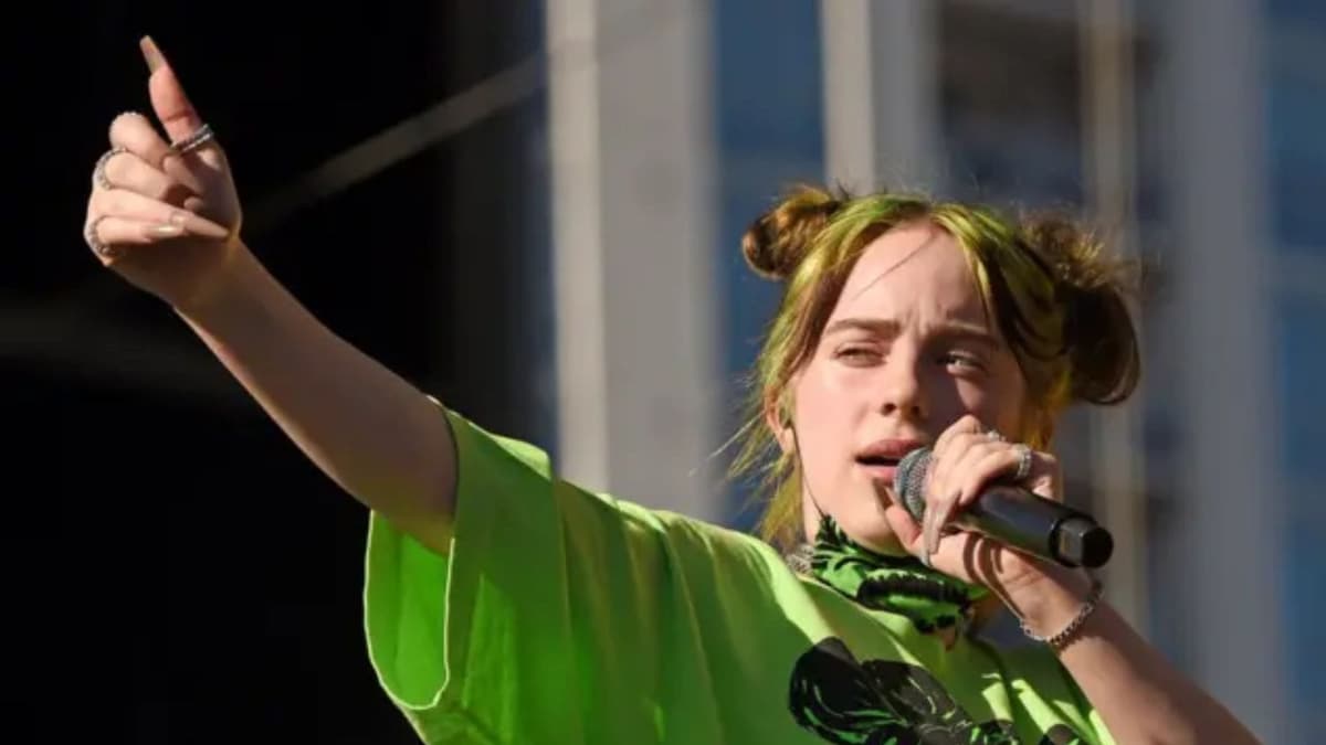 Video: Fan le jala el brazo a Billie Eilish y se lo tuerce durante concierto en Miami