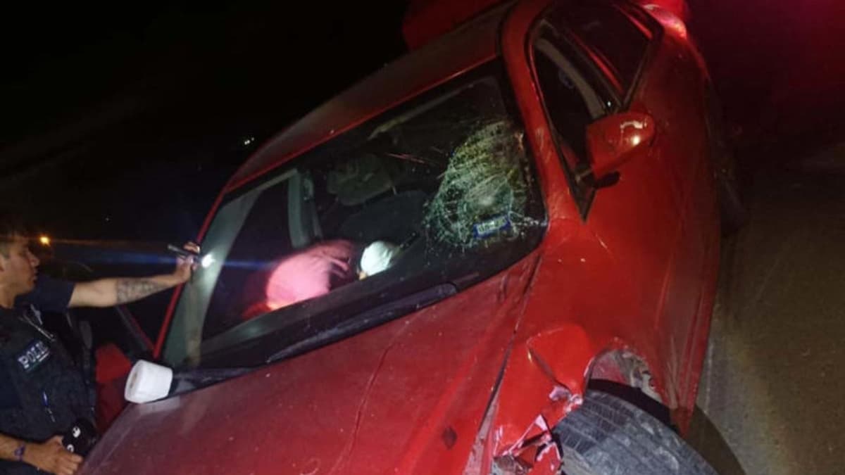 Conductor atropella a un motociclista tras esquivar un bache en San Pedro, Coahuila