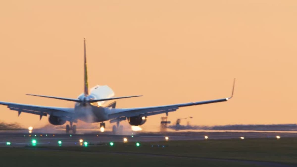 Avión que salió de Cancún a Nueva Jersey aterriza de emergencia en Florida, Estados Unidos; hay tres heridos