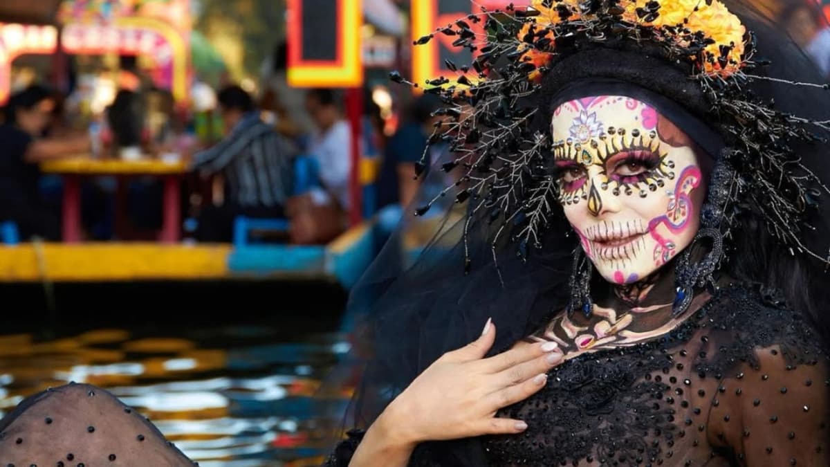 Video: Fan le confiesa su amor a Maribel Guardia mientras iba a bordo de una trajinera en Xochimilco, CDMX