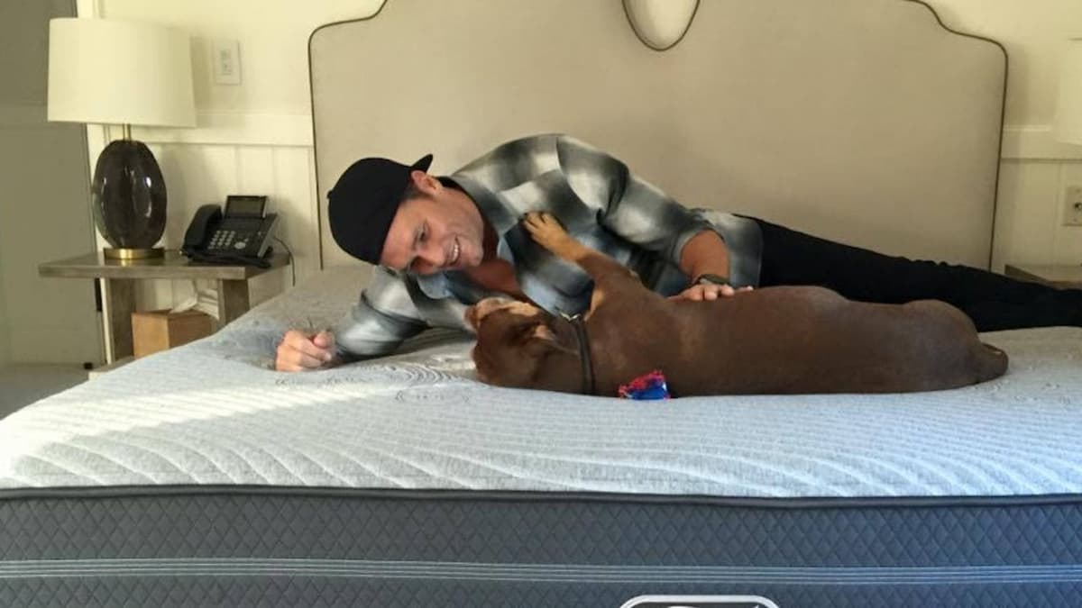 Confiesa Tom Brady que su perrita es un clon de una anterior que falleció en 2023