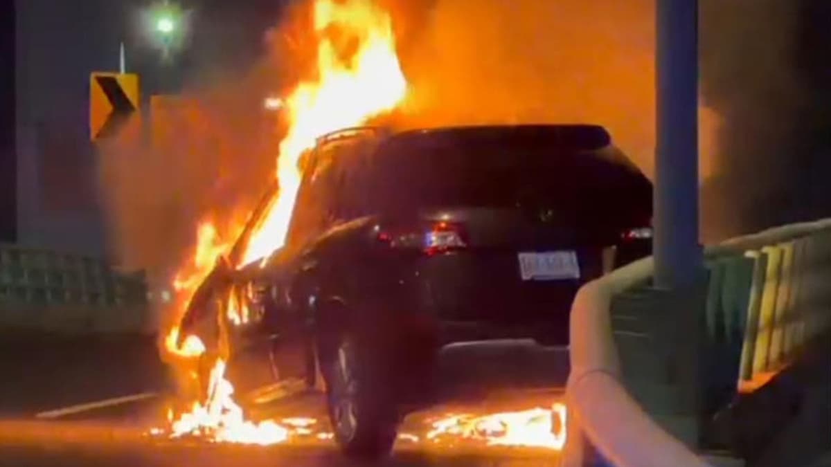 Video: Camioneta arde en llamas en el segundo piso del Periférico en CDMX