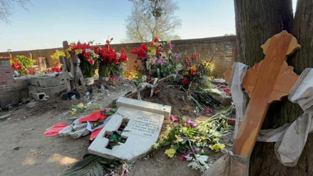 Profanan y destruyen más de 40 tumbas en un panteón de Toluca, Edomex