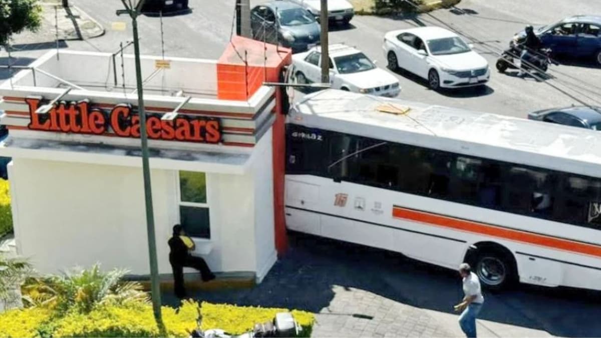 Microbús de transporte público choca contra un pizzería y deja más de 20 heridos en Cuernavaca, Morelos