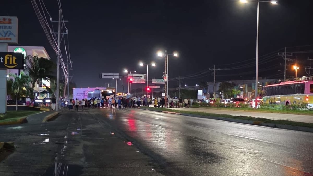 Video: Presuntos invasores bloquean carretera federal en Playa del Carmen; exigen liberar a su líder acusado de extorsión