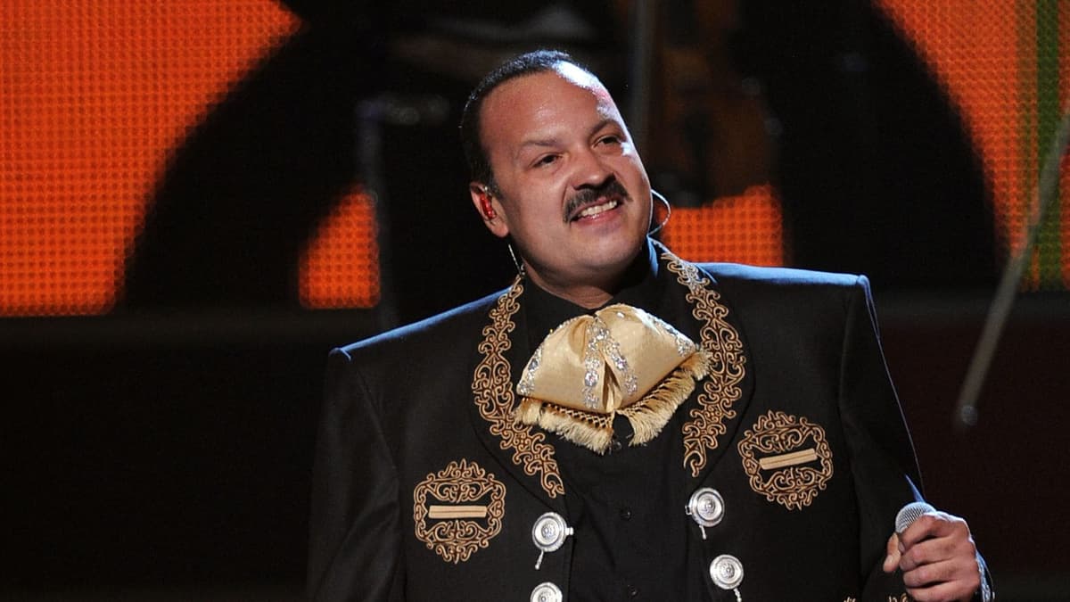 Video: Critican a Pepe Aguilar por grabar el cuerpo de su hija Ángela para demostrar que no usa rellenos