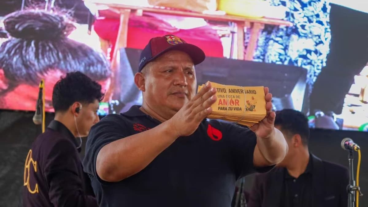 Alcalde de Huehuetán, Chiapas regala un millón de pesos en efectivo; asegura que son los ahorros de su salario