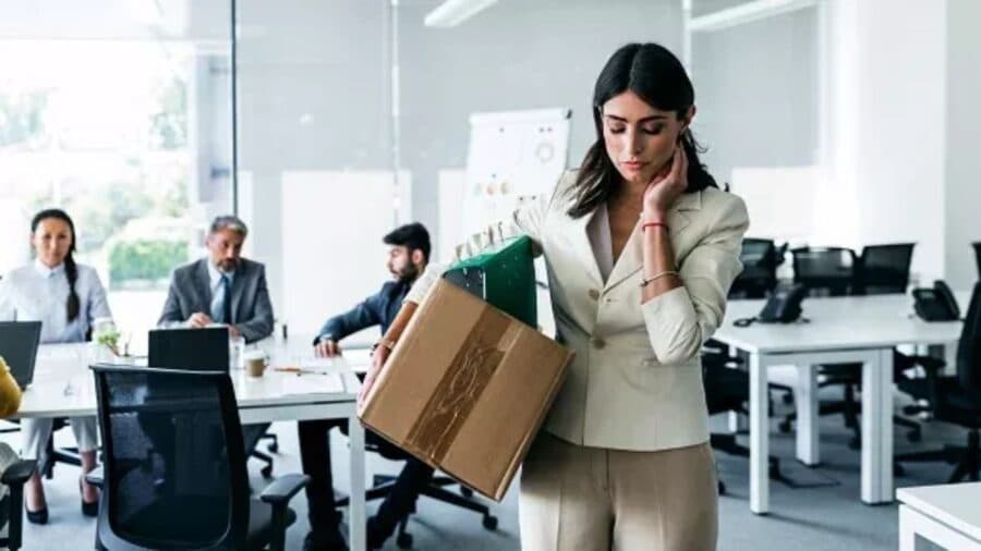 Mujer es despedida por llegar todos los días temprano al trabajo, en España