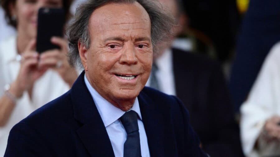 Julio Iglesias rompe el silencio tras acusaciones de agresión sexual
