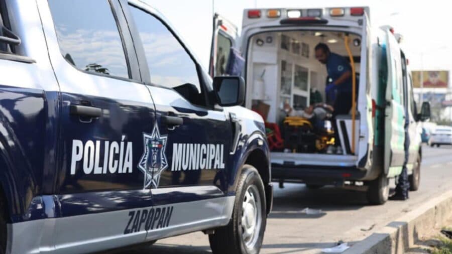 Mujer se fractura las dos piernas tras caer de un puente peatonal en Zapopan, Jalisco