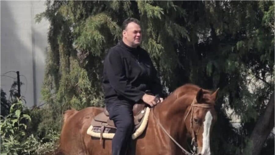 "Mejor usa un elefante": Internautas se burlan de David Faitelson por montar a caballo