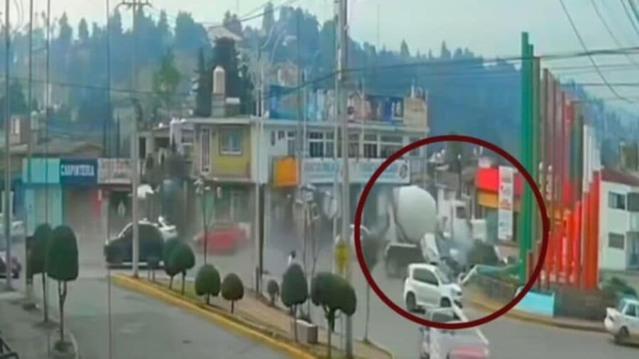 Video: Revolvedora se impacta contra un auto tras quedarse sin frenos en Almoloya de Juárez, Edomex