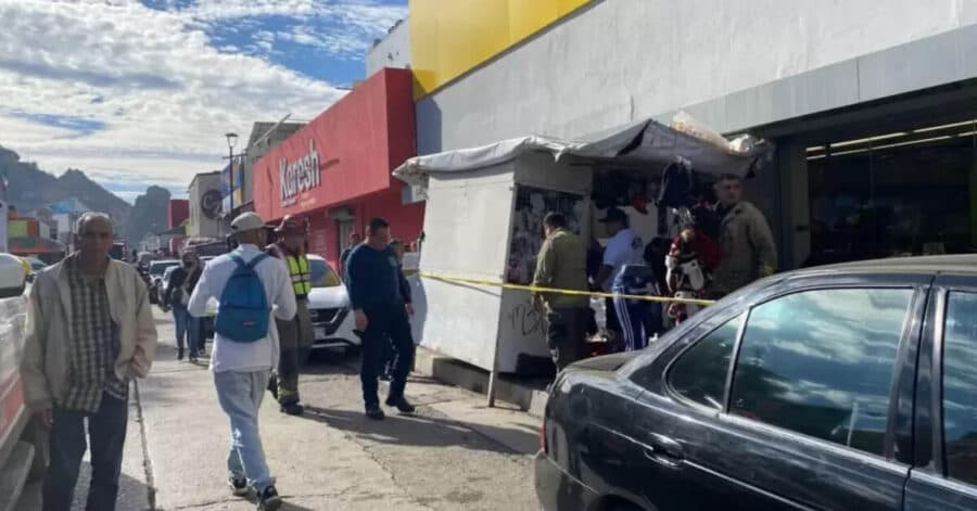 Conductora choca contra un puesto y huye dejando a vendedor lesionado en Hermosillo, Sonora